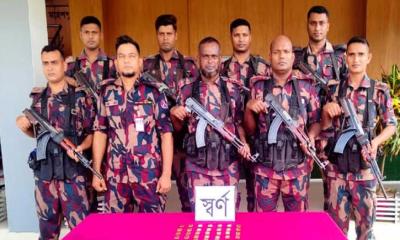 চোরাকারবারির ফেলে যাওয়া পোটলায় মিলল ৬ কোটি টাকা সোনা