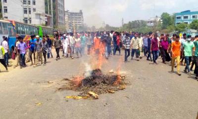 পোশাকশ্রমিকদের সঙ্গে আইনশৃঙ্খলা বাহিনীর সংঘর্ষ, আহত অর্ধশত