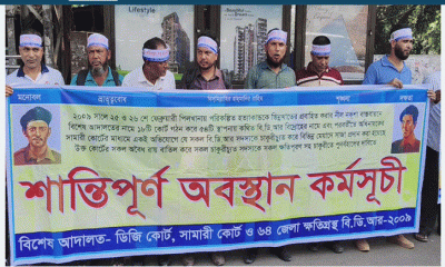 পিলখানার সামনে অবস্থান নিয়েছেন চাকরিচ্যুত বিডিআর সদস্যরা