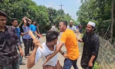 ইউএনও অপসারণের দাবিতে চলা বিক্ষোভে বিএনপি সমর্থকদের হামলা