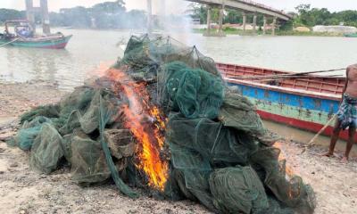 ৬ লাখ টাকার অবৈধ জাল পুড়িয়ে দিল মৎস্য বিভাগ