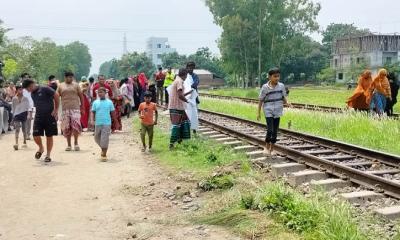 রেললাইনে হাঁটার সময় ট্রেনে কাটা পড়ে গৃহবধূর মৃত্যু