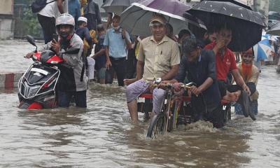 জলাবদ্ধতায় চলাচল হোক সাবধানে