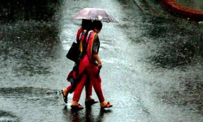 বর্ষায় পায়ের সুরক্ষায় কেমন জুতো পরবেন
