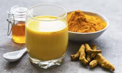 হলুদ মিশ্রিত দুধ যেভাবে দেহের সুরক্ষা দেয়