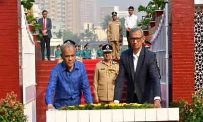 রাজারবাগ পুলিশ স্মৃতিসৌধে স্বরাষ্ট্র উপদেষ্টার শ্রদ্ধা