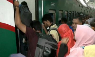 কমলাপুরে ঘরমুখো মানুষের ভিড়