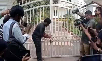 তালা ভেঙে বাসভবনে ঢুকলেন ভিসি, বাইরে থেকে ফের তালা ঝোলালেন শিক্ষার্থীরা