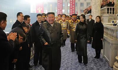 সামরিক কুচকাওয়াজে বাবা কিম ও কিশোরী মেয়ে জু