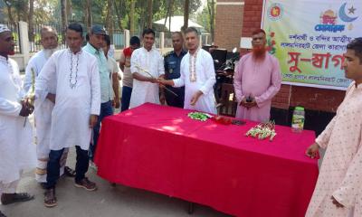 কারাগারে বন্দীদের জন্য ঈদে ব্যতিক্রমী  আয়োজন, স্বজনদের ফুল দিয়ে বরণ