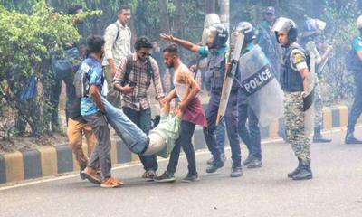 জবি শিক্ষার্থীদের লংমার্চে লাঠিপেটা-টিয়ারগ্যাস নিক্ষেপ, আহত অর্ধশত