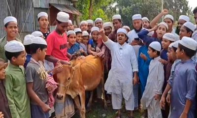 আ.লীগের কার্যক্রম নিষিদ্ধ হওয়ায় এলাকাবাসীকে গরু কেটে খাওয়ালেন শিশুবক্তা মাদানী
