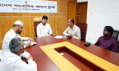 আইন-বিধি মেনে কাজের গতি বাড়ানোর তাগিদ তথ্য উপদেষ্টার