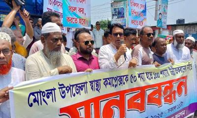 হাসপাতালের সমস্যার সমাধান চেয়ে রাস্তায় সহকারী অ্যাটর্নি জেনারেল