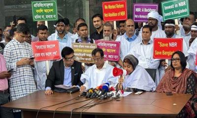 কাফনের কাপড় পরে ‘কমপ্লিট শাটডাউনের’ ঘোষণা