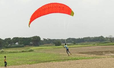 ইউটিউব দেখে প্যারামোটর তৈরি করে আকাশে উড়লেন মারুফ