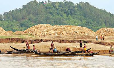 সিলেটে পাথর লুটের ঘটনায় মামলা, আসামি দেড়শ