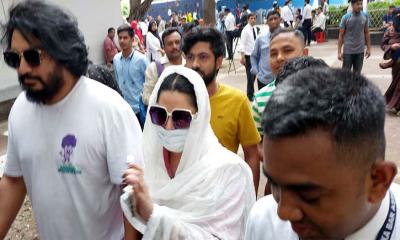 ‘কার হাত ধরে আদালতে এলেন পরীমনি’, নিজেই প্রশ্ন করলেন পরীমনি