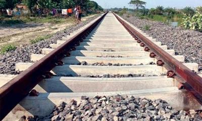 স্ত্রীর সামনে ট্রেনে কাটা পড়ে স্বামীর মৃত্যু