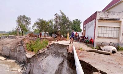 চার গ্রামের একমাত্র বিদ্যালয়টি এখন ভাঙনের কবলে
