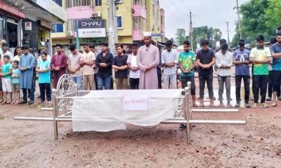 রংপুর সিটি করপোরেশনের জানাজা পড়ল এলাকাবাসী
