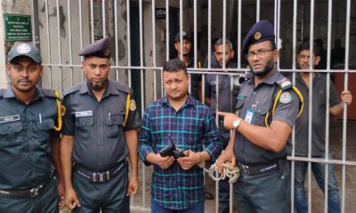 গোয়েন্দা সদস্য পরিচয়ে ছাত্রলীগ কর্মীর সঙ্গে কারাগারে দেখা করতে গিয়ে যুবক আটক