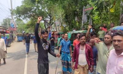 ট্রাফিক পুলিশের লোহার পাইপের আঘাতে পা ভাঙল রিকশাচালককের