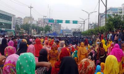 বকেয়া বেতনের দাবিতে ঢাকা-আরিচা মহাসড়ক অবরোধ