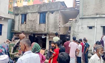 আশুলিয়ায় গ্যাসের লিকেজ থেকে বিস্ফোরণ, ধসে পড়ল দ্বিতল ভবন