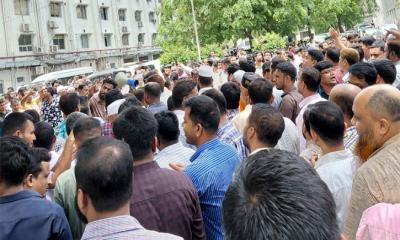সচিবালয়ে আন্দোলন, প্রধান উপদেষ্টার বিদেশ সফরে আটকে গেল সিদ্ধান্ত 