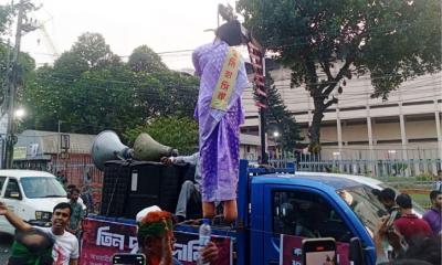 শাহবাগে হাসিনার প্রতীকী ‘ফাঁসি’