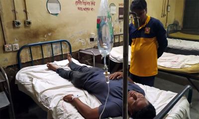 কুড়িগ্রামে সমকাল প্রতিনিধিকে মারধর,হাসপাতালে ভর্তি