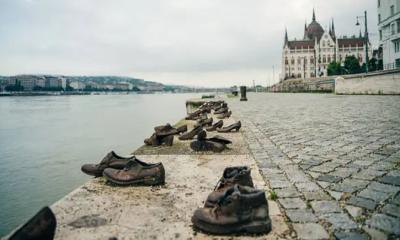 দানিউবের তীরে লোহার জুতা: বুদাপেস্টে নীরব এক গণহত্যার স্মৃতিস্তম্ভ