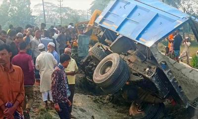 ময়মনসিংহে ট্রাকে ট্রেনের ধাক্কা, নিহত ৪