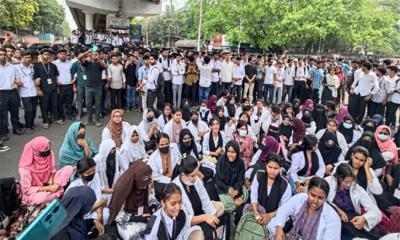 রাজধানীতে পলিটেকনিক শিক্ষার্থীদের সড়ক অবরোধ, তীব্র যানজট