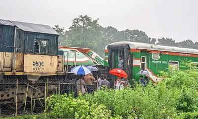 লালমনিরহাটে দুই ট্রেনের মুখোমুখি সংঘর্ষ
