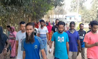 কুমিল্লায় গার্মেন্টস ও ব্রিকফিল্ডে হামলার প্রতিবাদে বিক্ষোভ