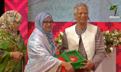৭ বিশিষ্টজনকে স্বাধীনতা পুরস্কার তুলে দিলেন প্রধান উপদেষ্টা