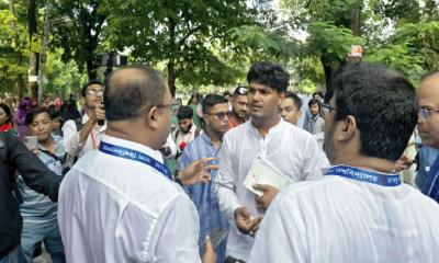 আবিদকে জড়িয়ে ধরে ডিন বললেন, ‘সব খবর ভালো’