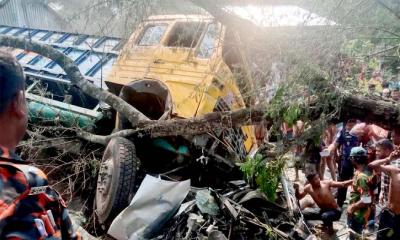 ঝালকাঠিতে ত্রিমুখী সংঘর্ষে সড়কে ঝরল ৭ প্রাণ