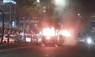 ঢাকায় আরও একটি বাসে আগুন