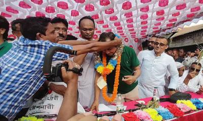 ১০ লাখ টাকার চেক দেওয়া সেই কর্মীর অ্যাকাউন্টে কত টাকা আছে, জানা গেল