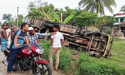 মোটরসাইকেল ‘চালাতে চালাতে’ ২ বন্ধুর একসঙ্গে চিরবিদায়