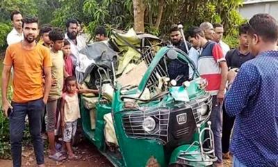 কালিয়াকৈরে কাভার্ডভ্যান-সিএনজি সংঘর্ষে নিহত ৩