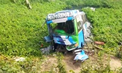 কাভার্ডভ্যানের সঙ্গে সংঘর্ষে বাস খাদে পড়ে নিহত ১, আহত ১০