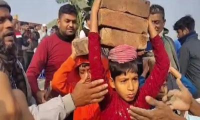 নতুন বাবরি মসজিদের জন্য মাথায় করে ইট নিয়ে এলো ছোট্ট শিশু