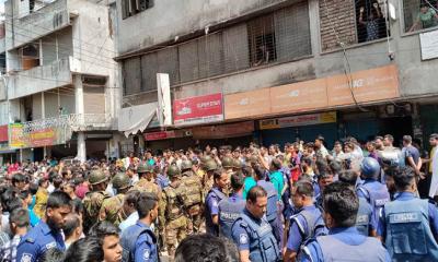 টঙ্গীতে কারখানা বন্ধ ঘোষণায় শ্রমিকদের বিক্ষোভ