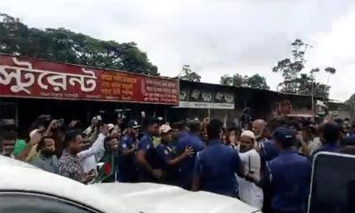 সিলেটে দুই উপদেষ্টার গাড়ি আটকে বিক্ষোভ