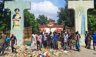 পৌরসভার গেটে ময়লা ফেলে পরিচ্ছন্নতা কর্মীদের বিক্ষোভ 
