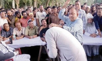কৃষক দল নেতাকে প্রকাশ্যে বেত্রাঘাত